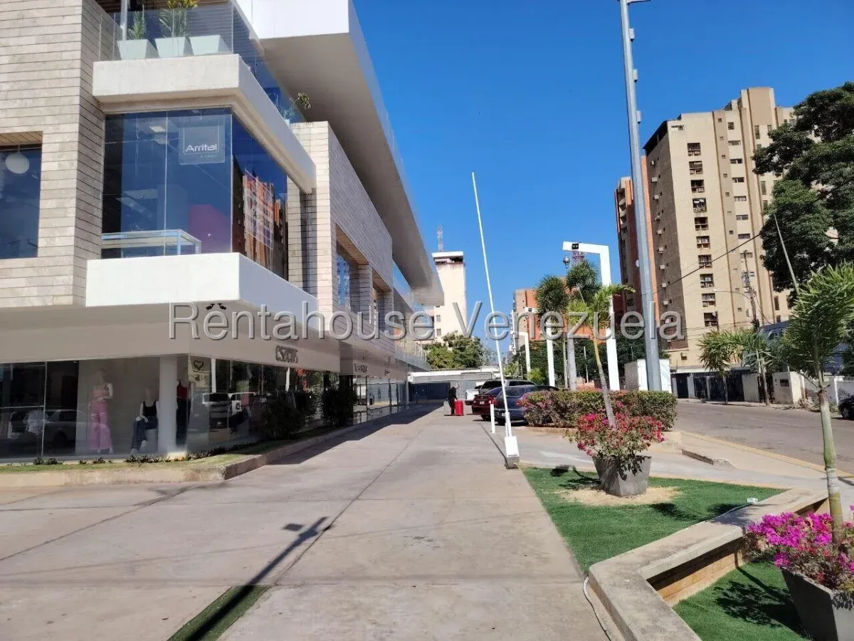MLS #25-18388. LOCAL EN VENTA  - 8