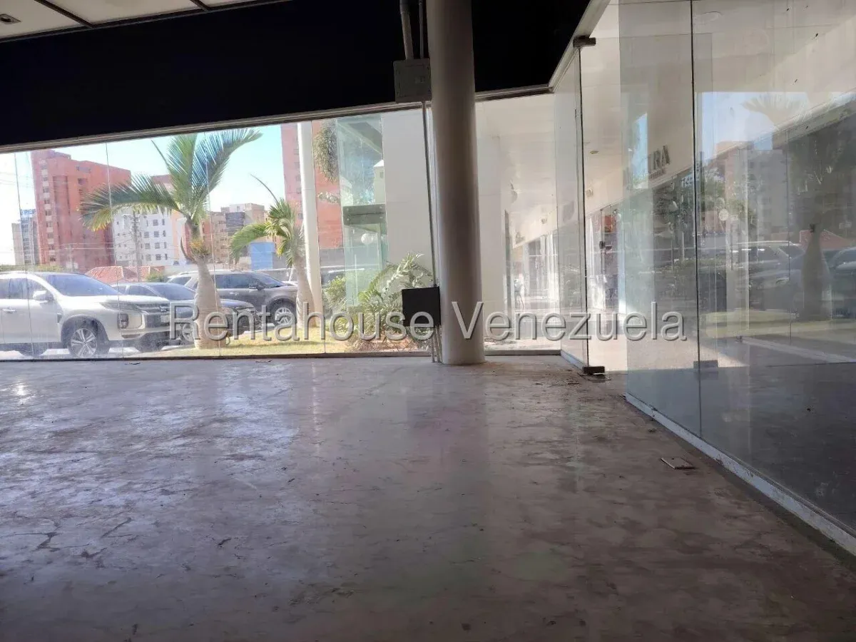 MLS #25-18388. LOCAL EN VENTA  - 11