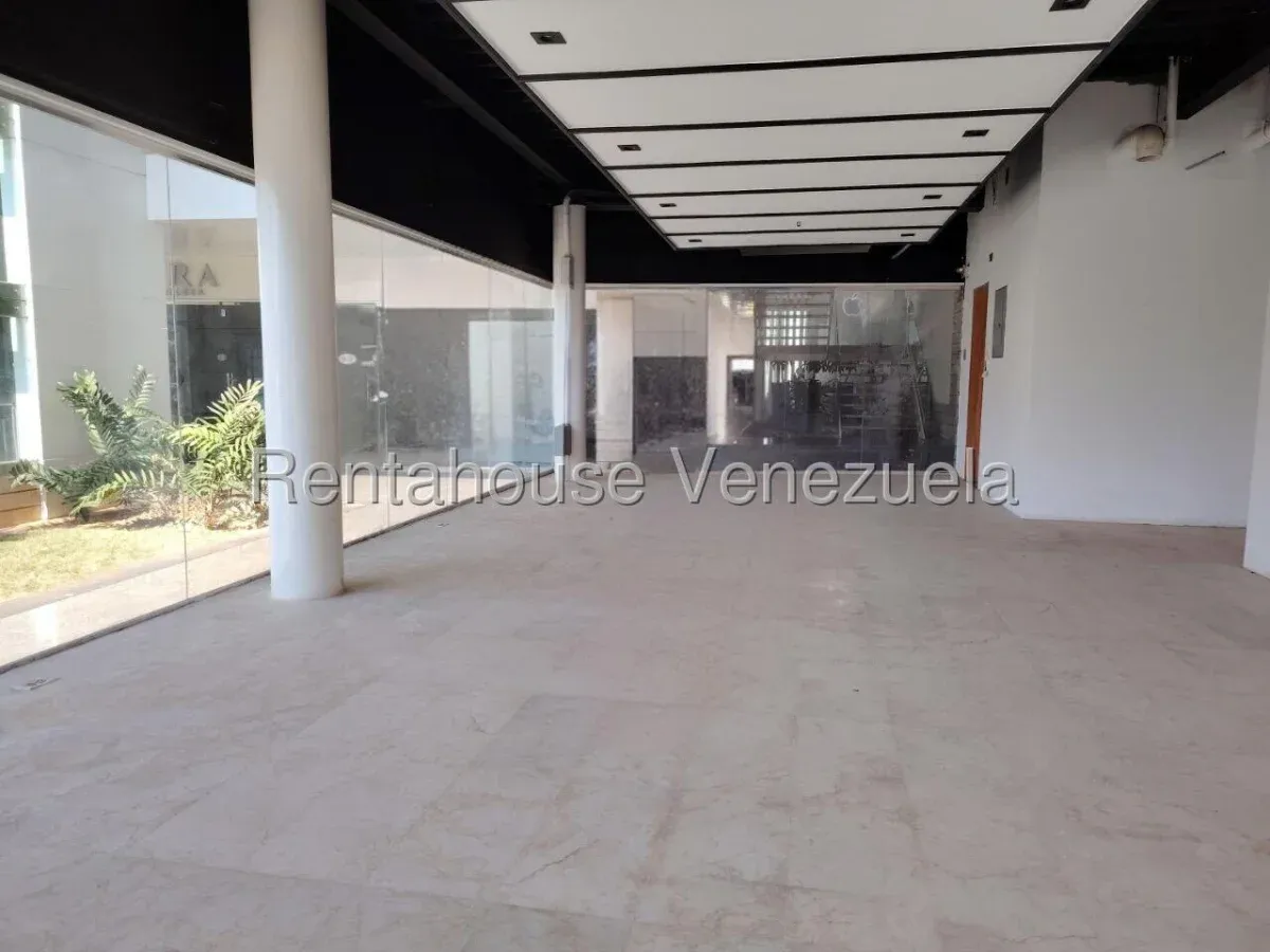 MLS #25-18388. LOCAL EN VENTA  - 12