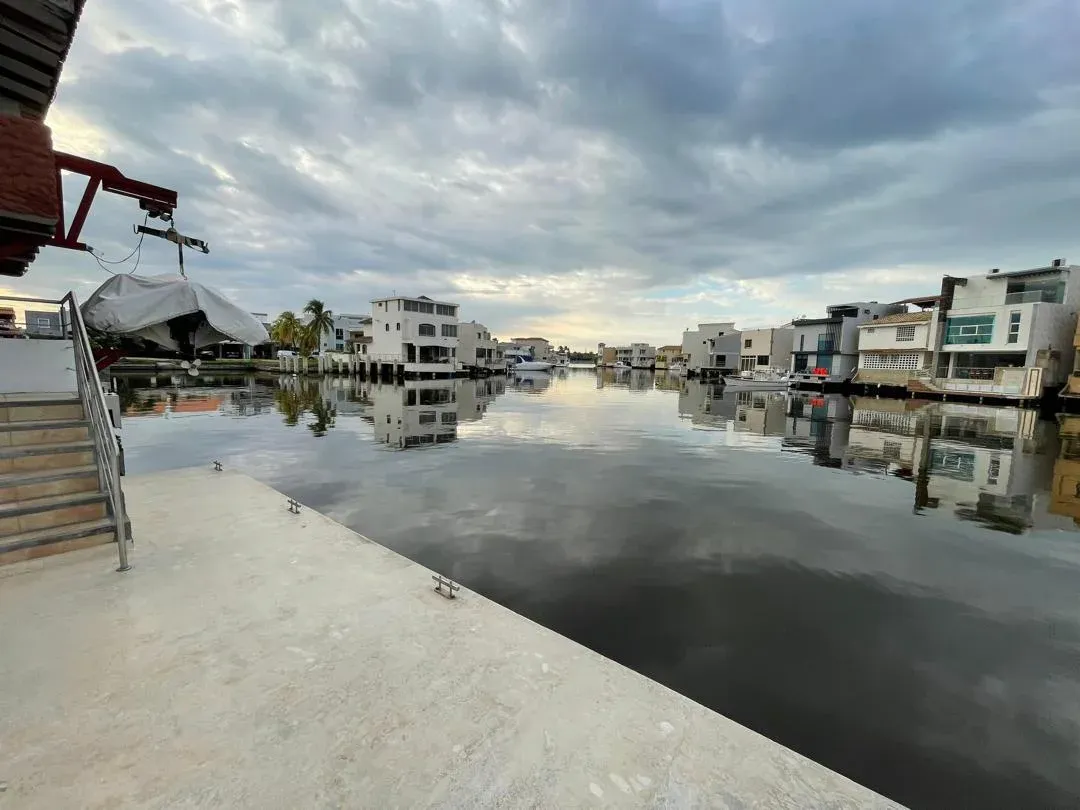CASA UNIFAMILIAR EN CASA BOTE C, CON CANAL EXCELENTE ESPEJO DE AGUA Y BELLAS AREAS