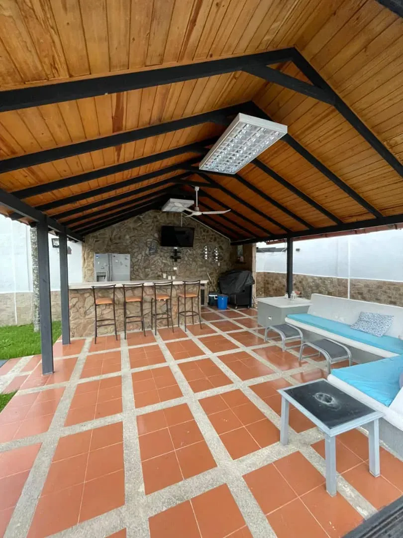 vendo hermosa casa en conjunto cerrado con piscina en san Diego Carabobo Venezuela  - 3