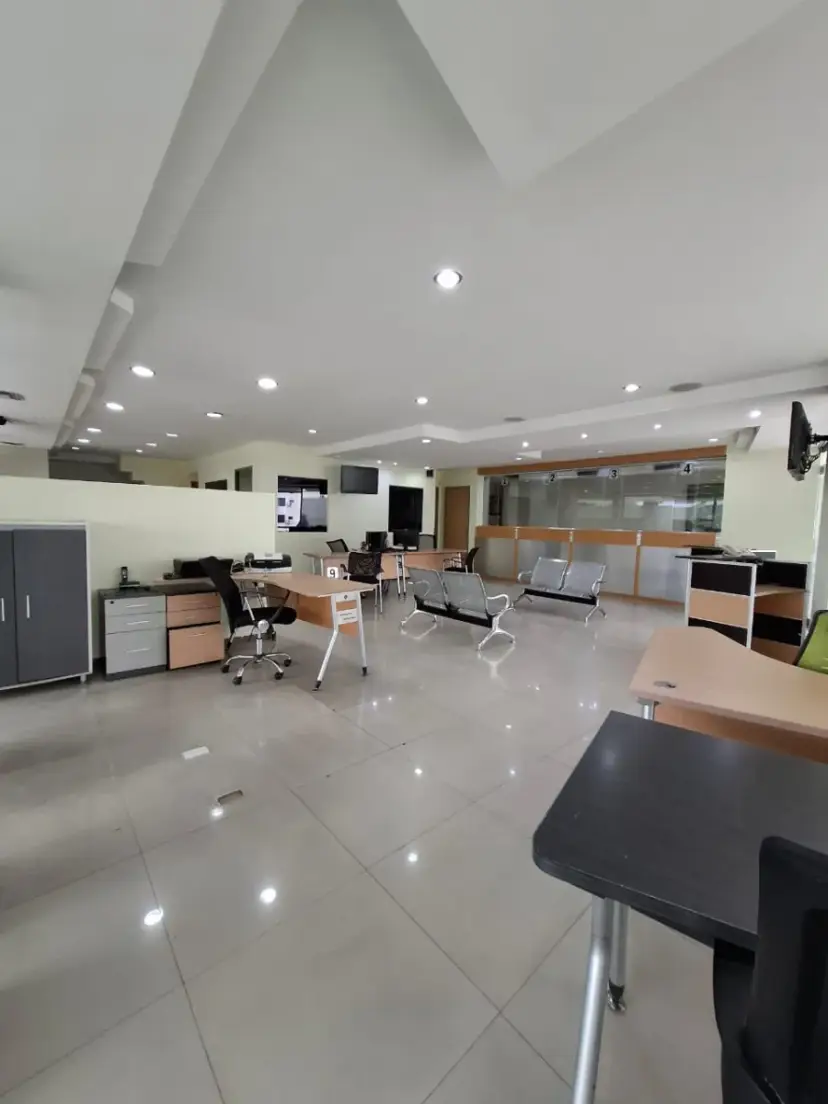 EN ALQUILER: AMPLIO LOCAL / OFICINA EN C.C. PASEO LA GRANJA