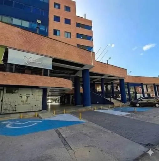 EN ALQUILER: AMPLIO LOCAL / OFICINA EN C.C. PASEO LA GRANJA - 11