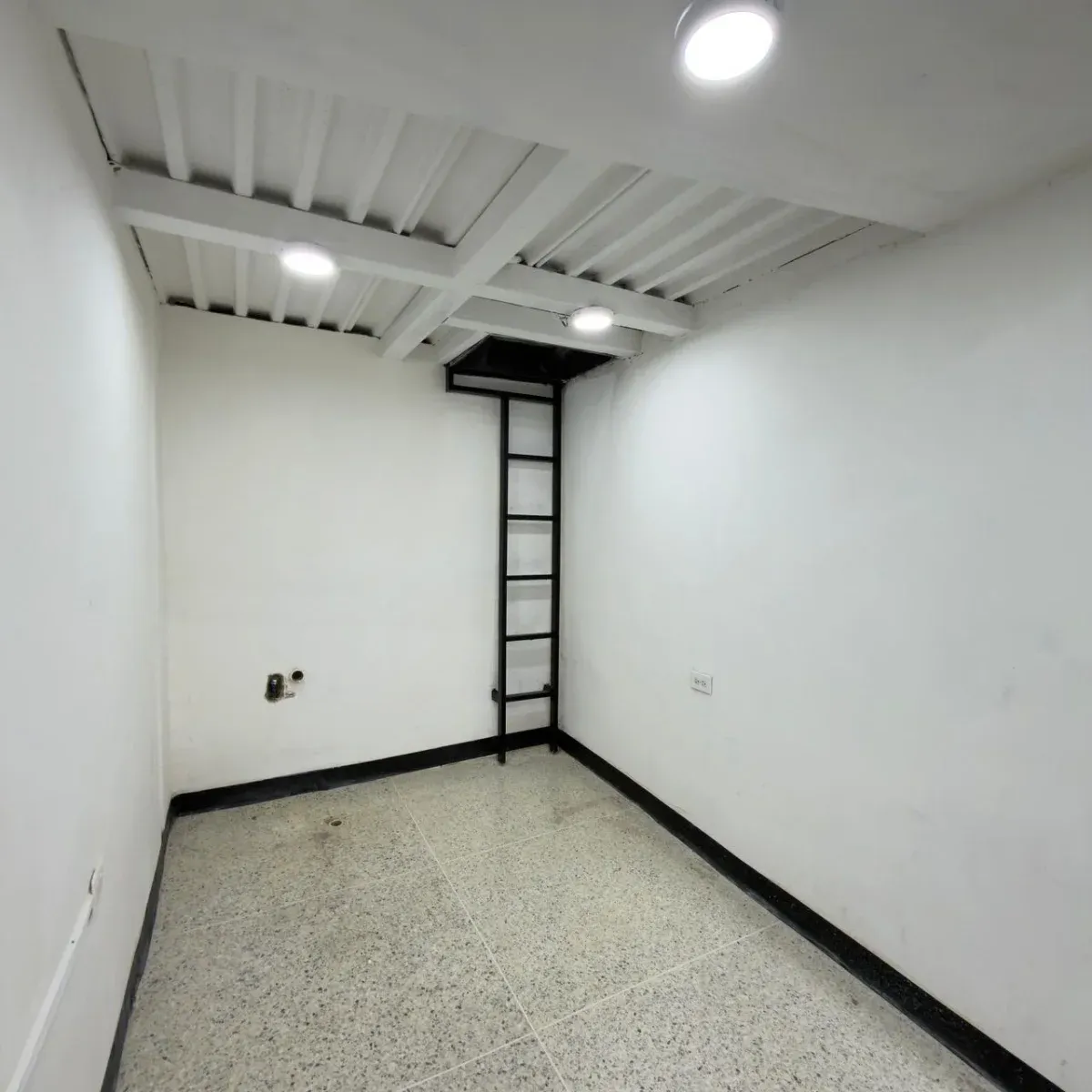 TU PRÓXIMO PUNTO COMERCIAL EN ALQUILER CC Freemarket. Naguanagua - 3