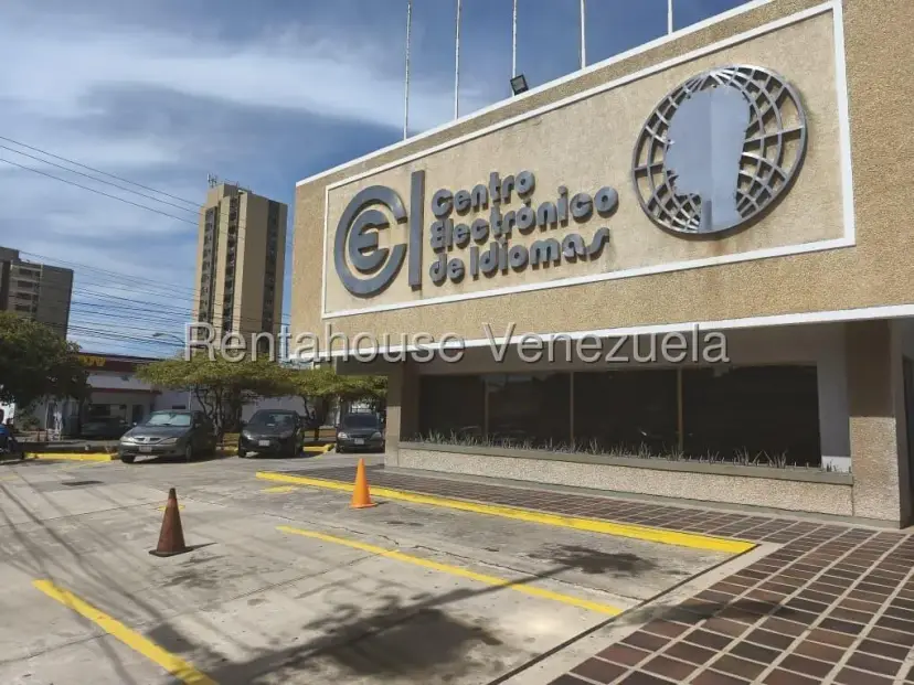 OFICINA EN EL PENT HOUSE EN ALQUILER EN AVENIDA 5 DE JULIO 