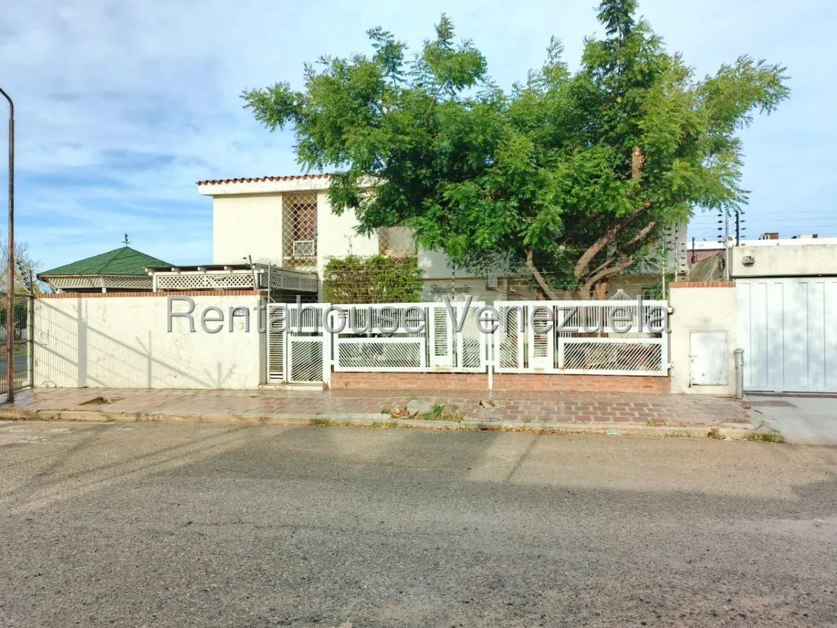 CASA CON PISCINA EN VENTA EN DORAL NORTE  - 2