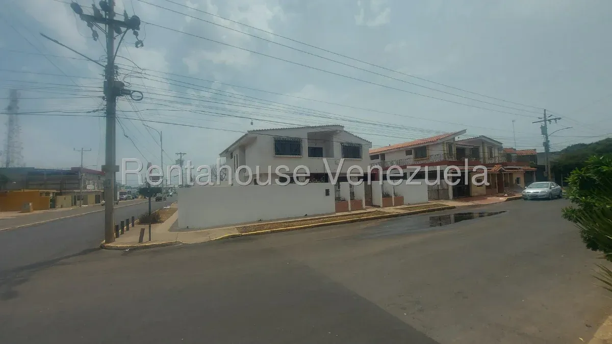 CASA GRANDE EN VENTA EN URBANIZACIÓN CANAIMA  - 2