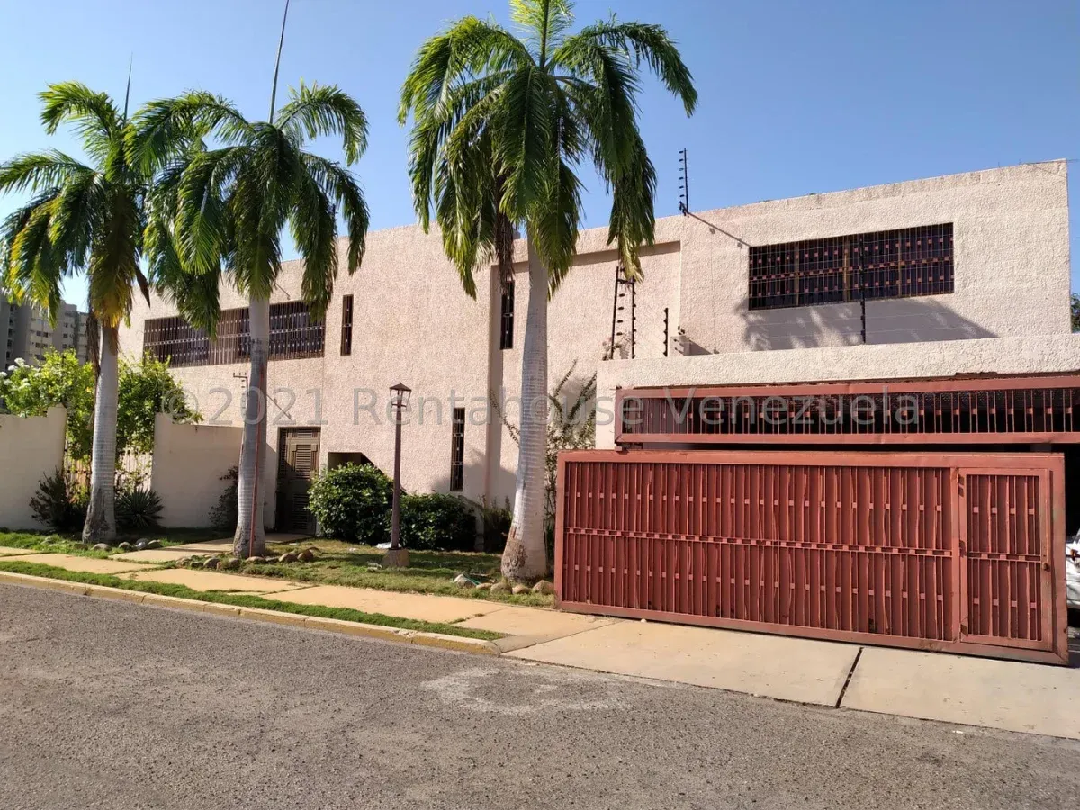 CASA GRANDE EN VENTA EN URBANIZACIÓN ZAPARA