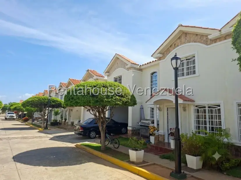 TOWNHOUSE EN VENTA EN LAGO MAR BEACH 