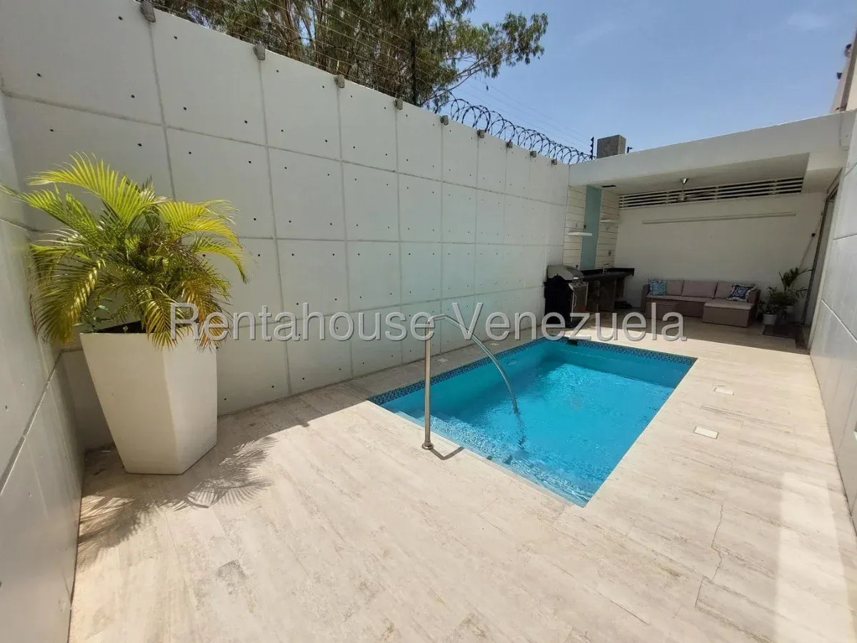 TOWNHOUSE CON PISCINA EN ALQUILER EN CANTACLARO 