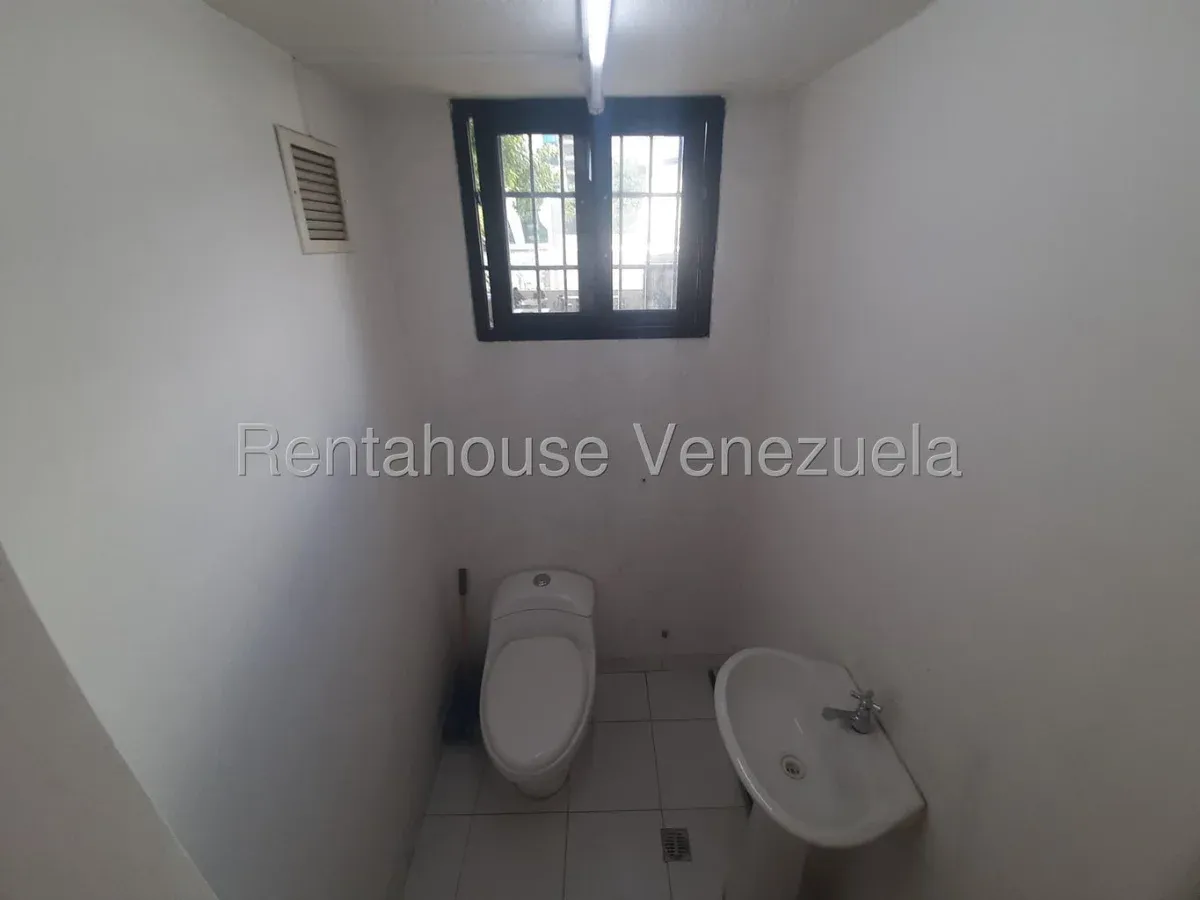 Oficina en Las Mercedes, CR.  - 12