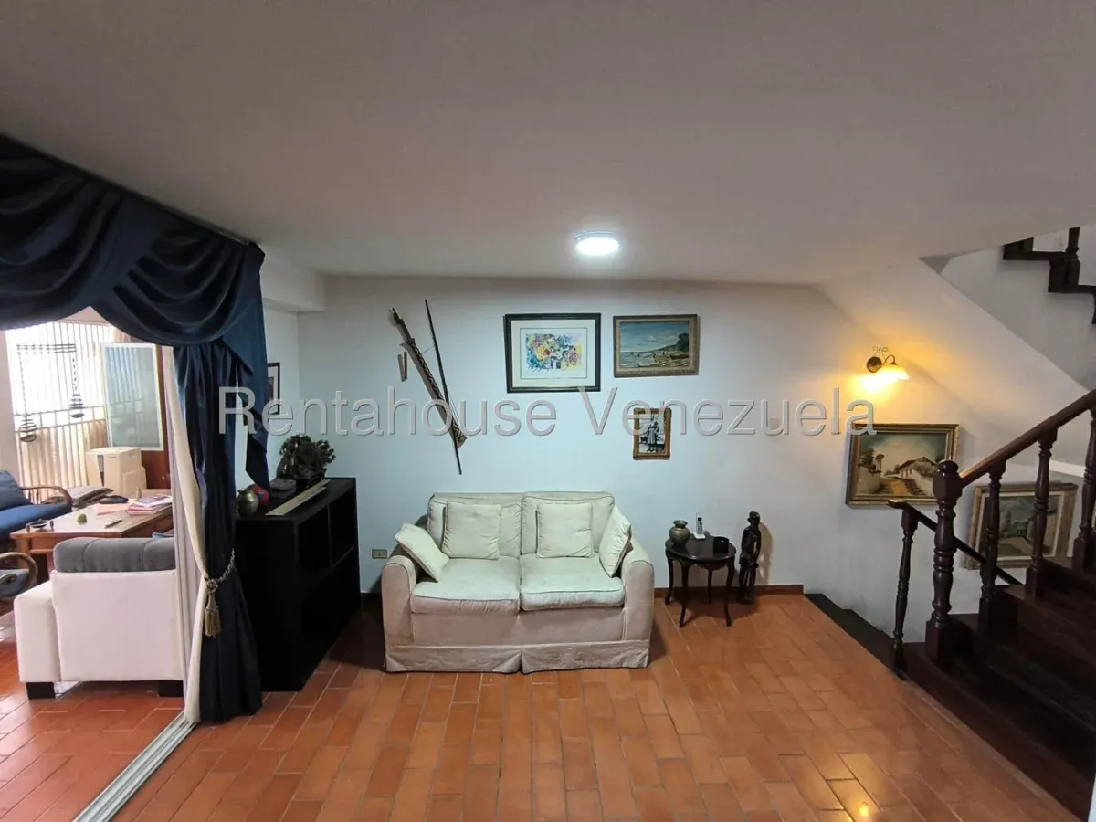 Casa en Colinas de la California, CR, MLS 27-1463. - 2