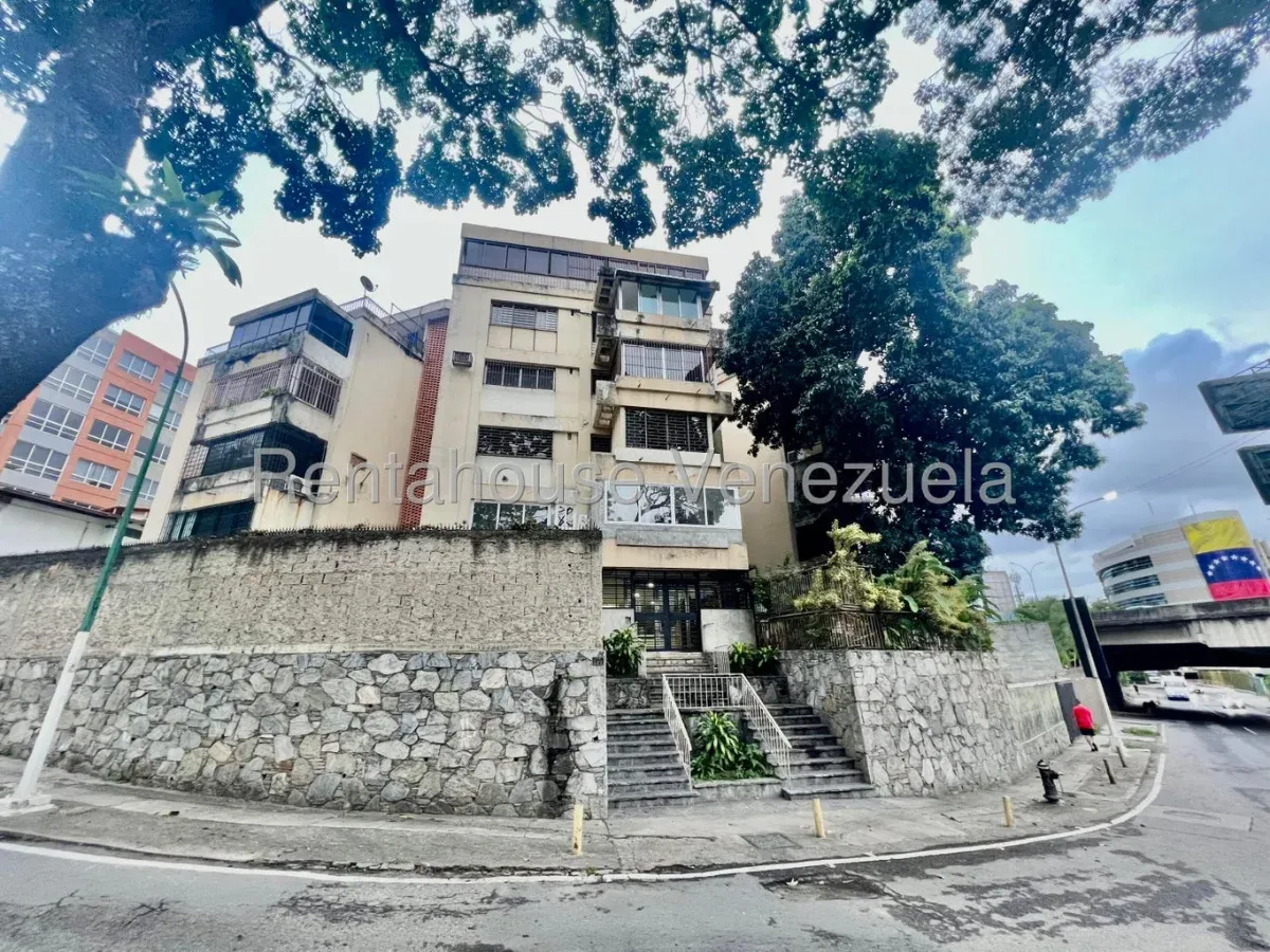 Apartamento en Las Mercedes, CR, MLS 27-2003.