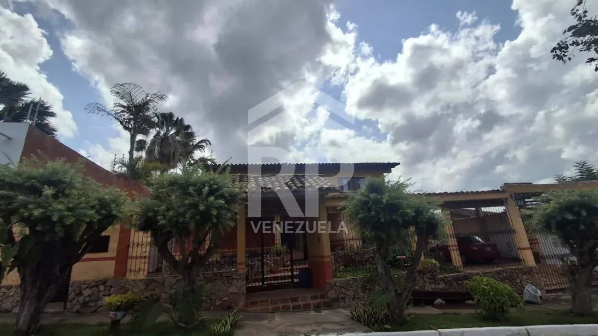  CRC-039 Casa en Venta en Exclusiva Zona del Este, Barquisimeto - 2