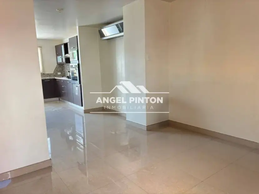 API 9356 VENTA TOWNHHOUSE CAMINOS DE LA LAGUNITA Era ETAPA MARACAIBO VENEZUELA 