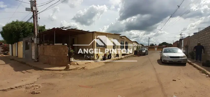 API 74257 CASA COMERCIAL EN VENTA ALTOS DEL SOL AMADO MARACAIBO $ 65.000