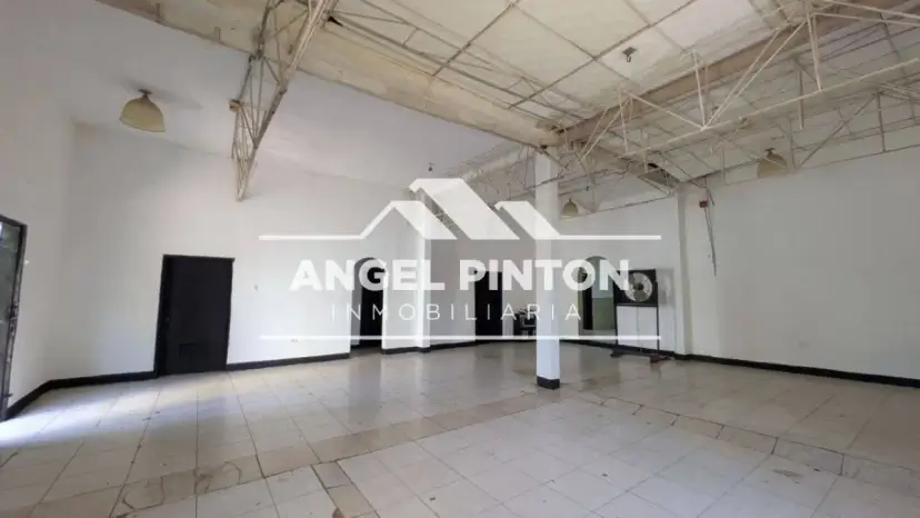 API 9387 LOCAL COMERCIAL CON DEPOSITO VENTA AV SANTA RITA MARACAIBO VZLA $150.000
