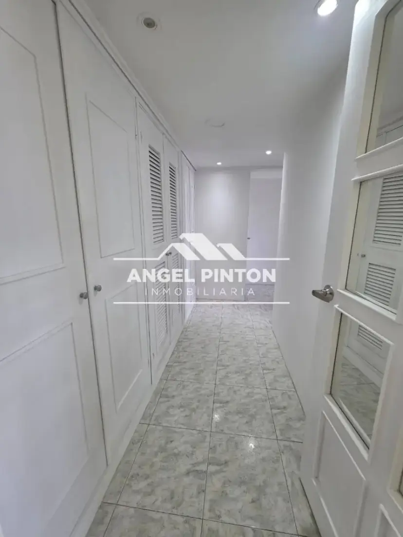 API 9502 APARTAMENTO EN VENTA EDIF CAROLINA ISLA DORADA MARACAIBO VENEZUELA $45.000  Johnny Graterol