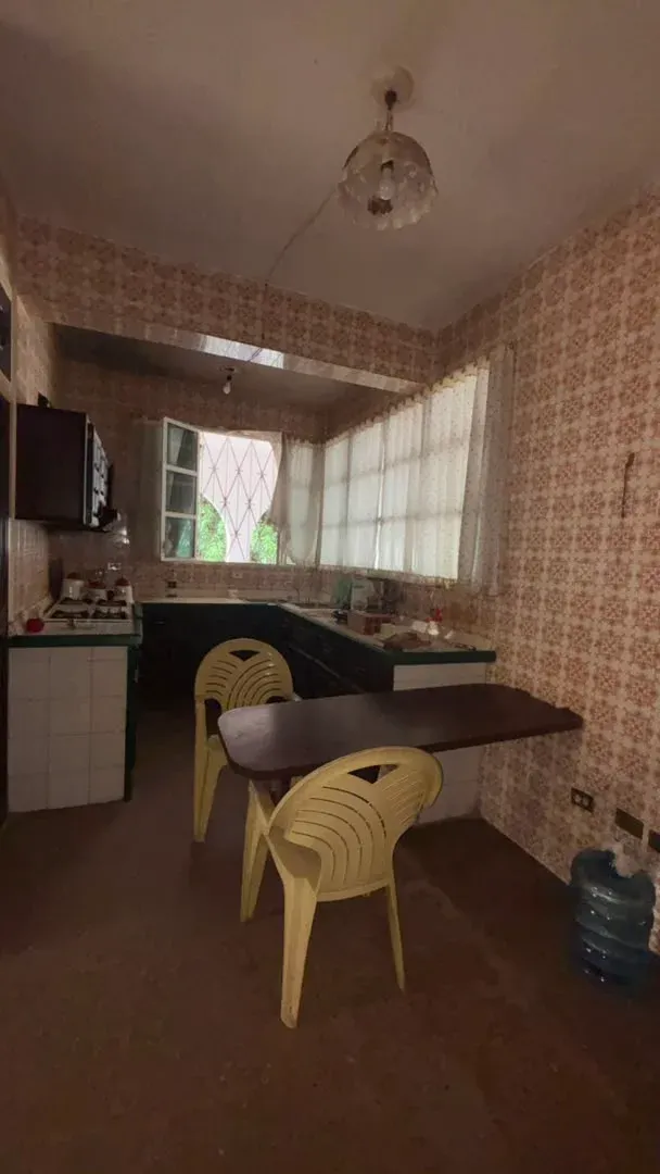Quinta en Urb. El Castaño, cerca de la Avenida Principal - 10