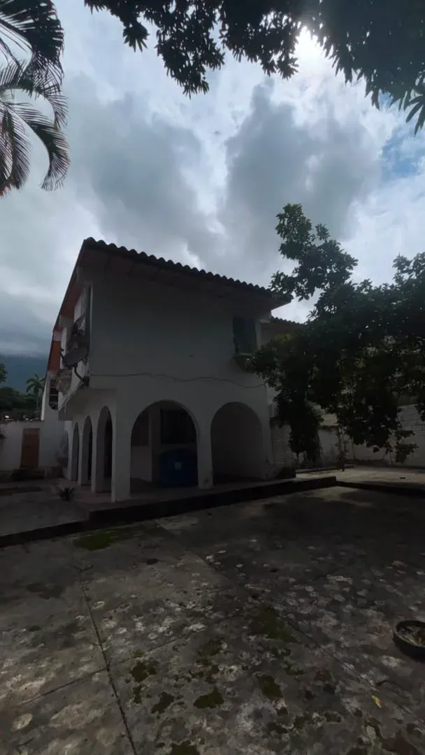 Quinta en Urb. El Castaño, cerca de la Avenida Principal - 12