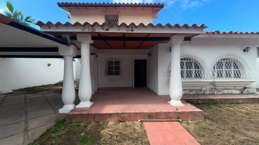 Quinta en Urb. El Castaño, cerca de la Avenida Principal - 13