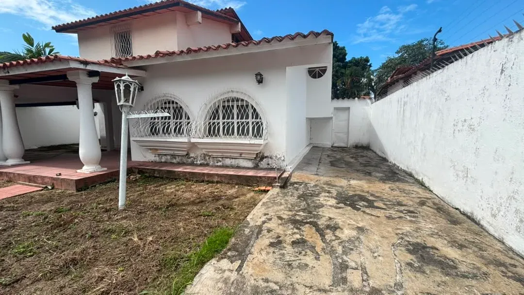 Quinta en Urb. El Castaño, cerca de la Avenida Principal - 14