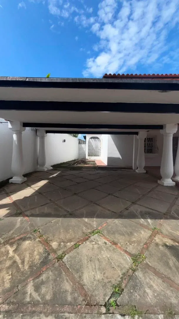 Quinta en Urb. El Castaño, cerca de la Avenida Principal - 15