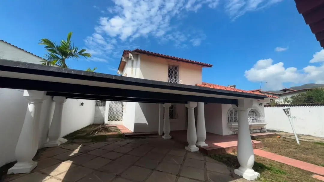 Quinta en Urb. El Castaño, cerca de la Avenida Principal