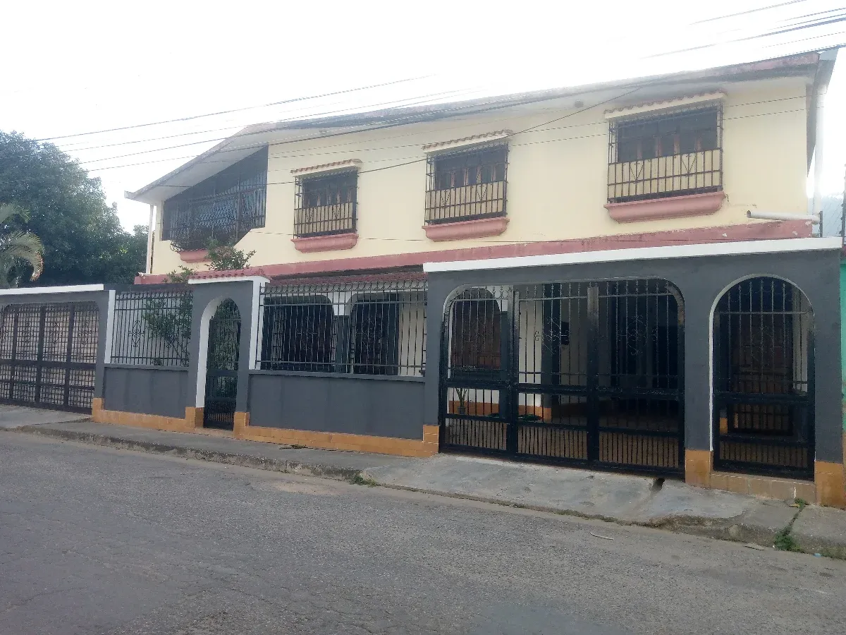 Casa Bifamiliar con Local Comercial en Naguanagua - 3