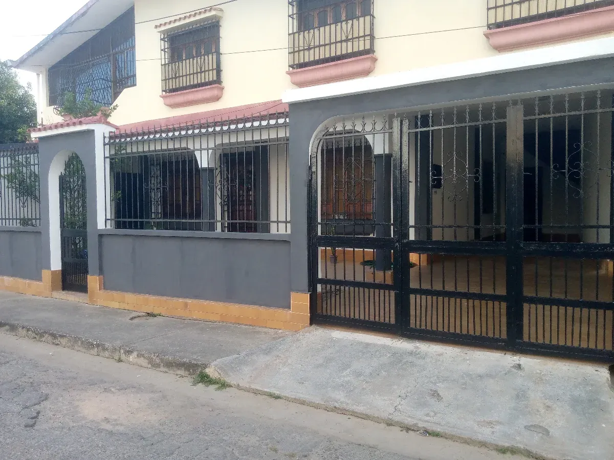 Casa Bifamiliar con Local Comercial en Naguanagua - 4