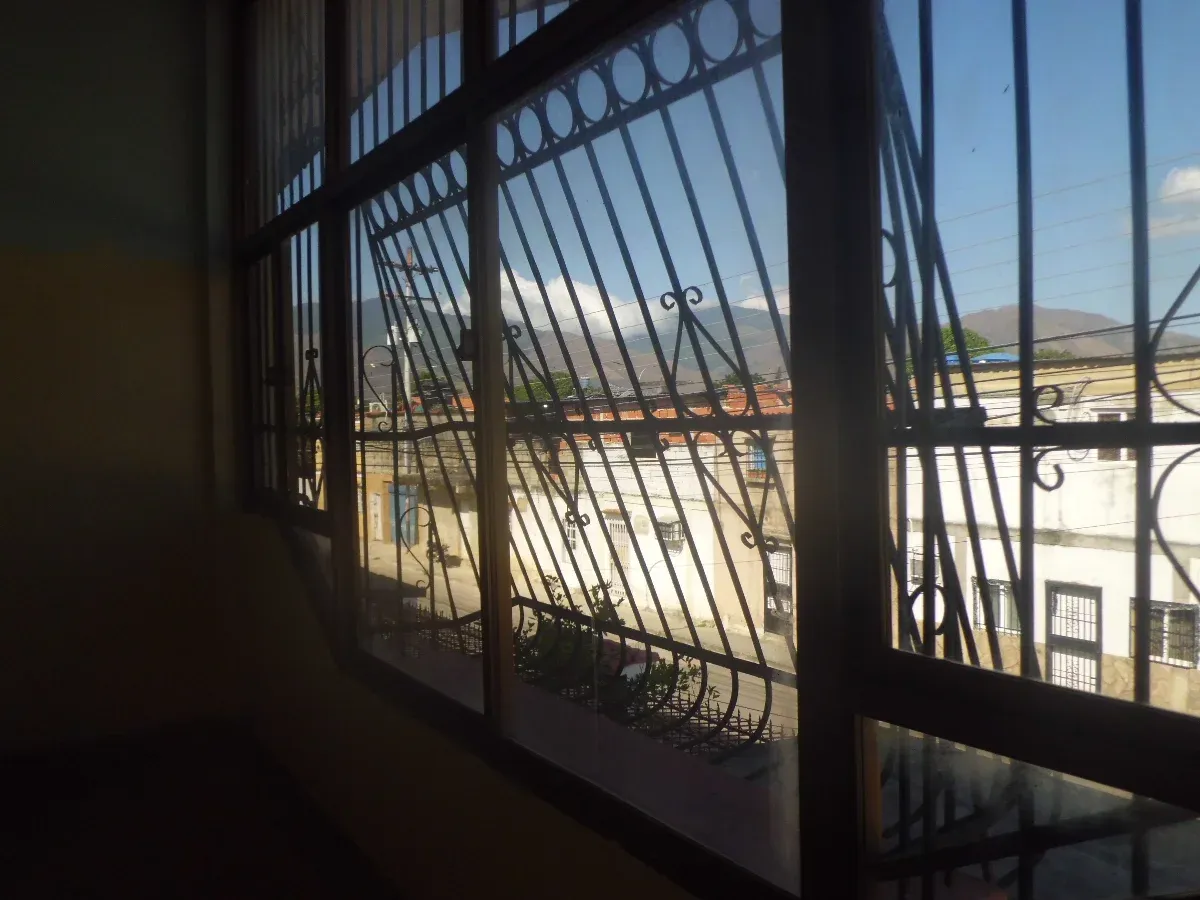 Casa Bifamiliar con Local Comercial en Naguanagua - 28