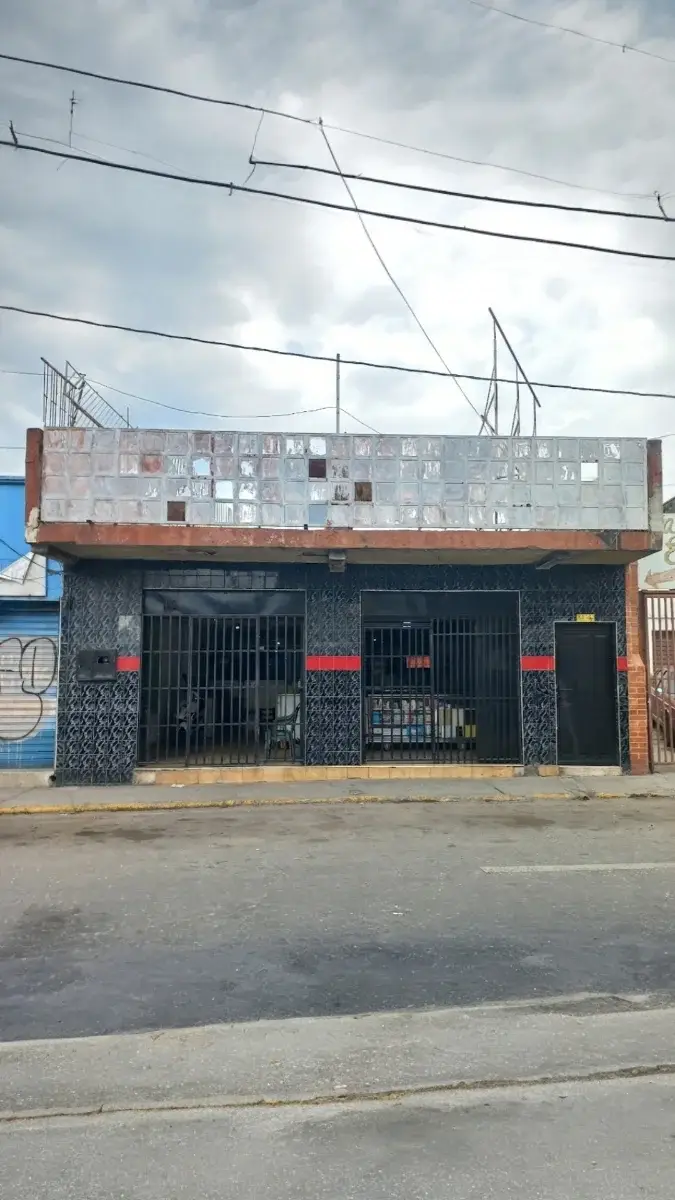 VENTA DE LOCAL COMERCIAL LISTO PARA REMODELAR EN LA CARRERA 24 - BARQUISIMETO