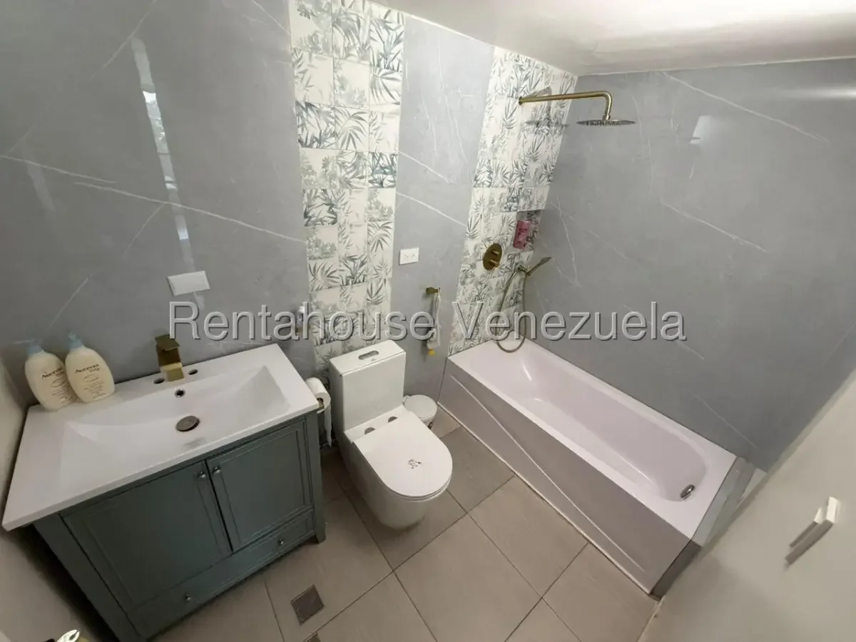 Bella y Amplia Casa En Venta Prados del Este Caracas. En Calle Privada - 8
