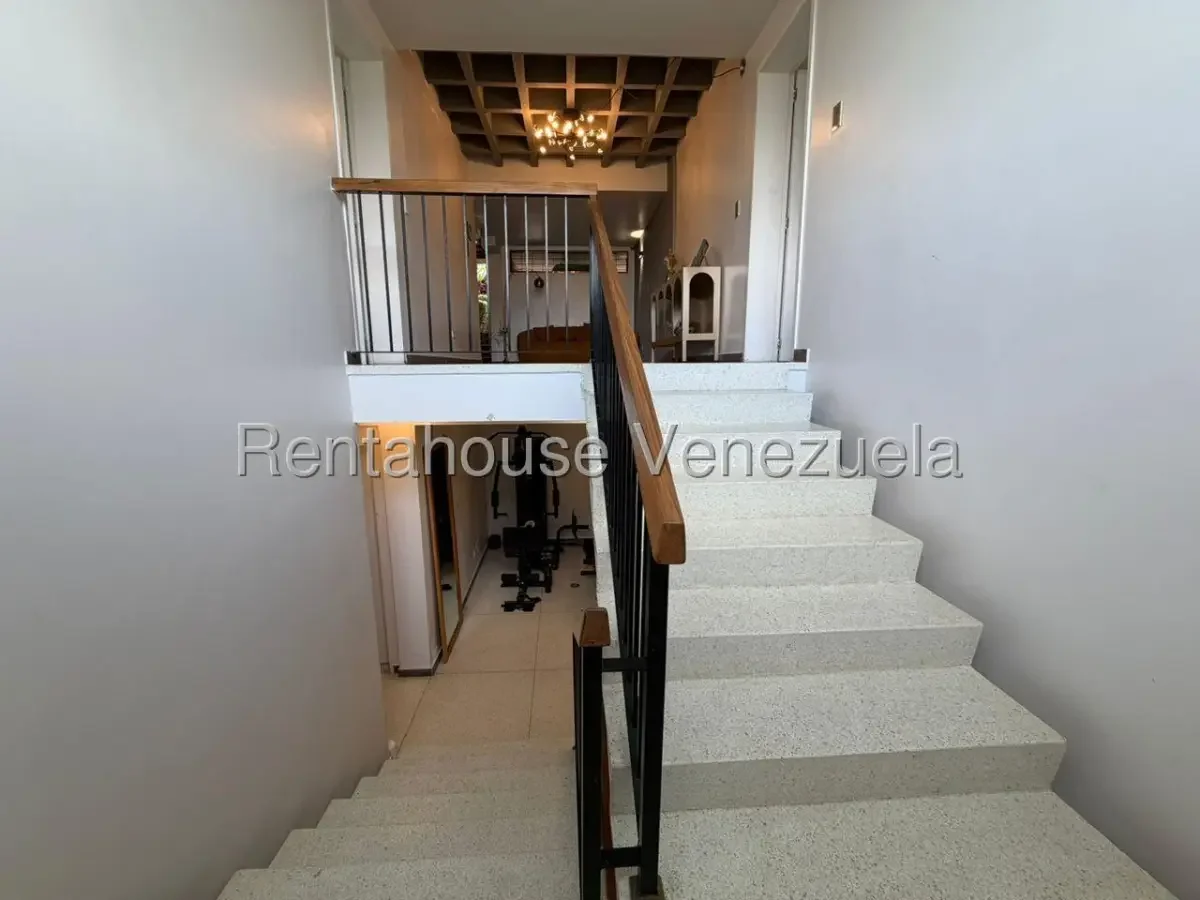 Bella y Amplia Casa En Venta Prados del Este Caracas. En Calle Privada - 11