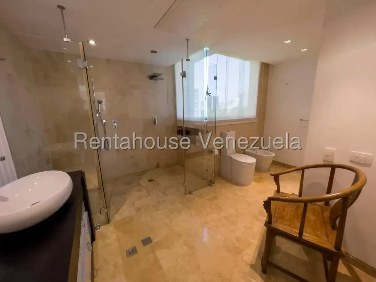 Espectacular y Exclusivo Apartamento en Venta Campo Alegra, Caracas - 11