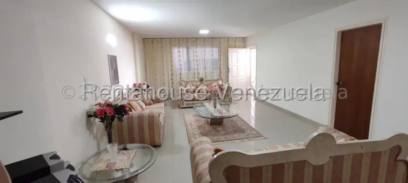 Amplia Casa Dúplex en Venta Zona Privada de Macaracuay, Caracas