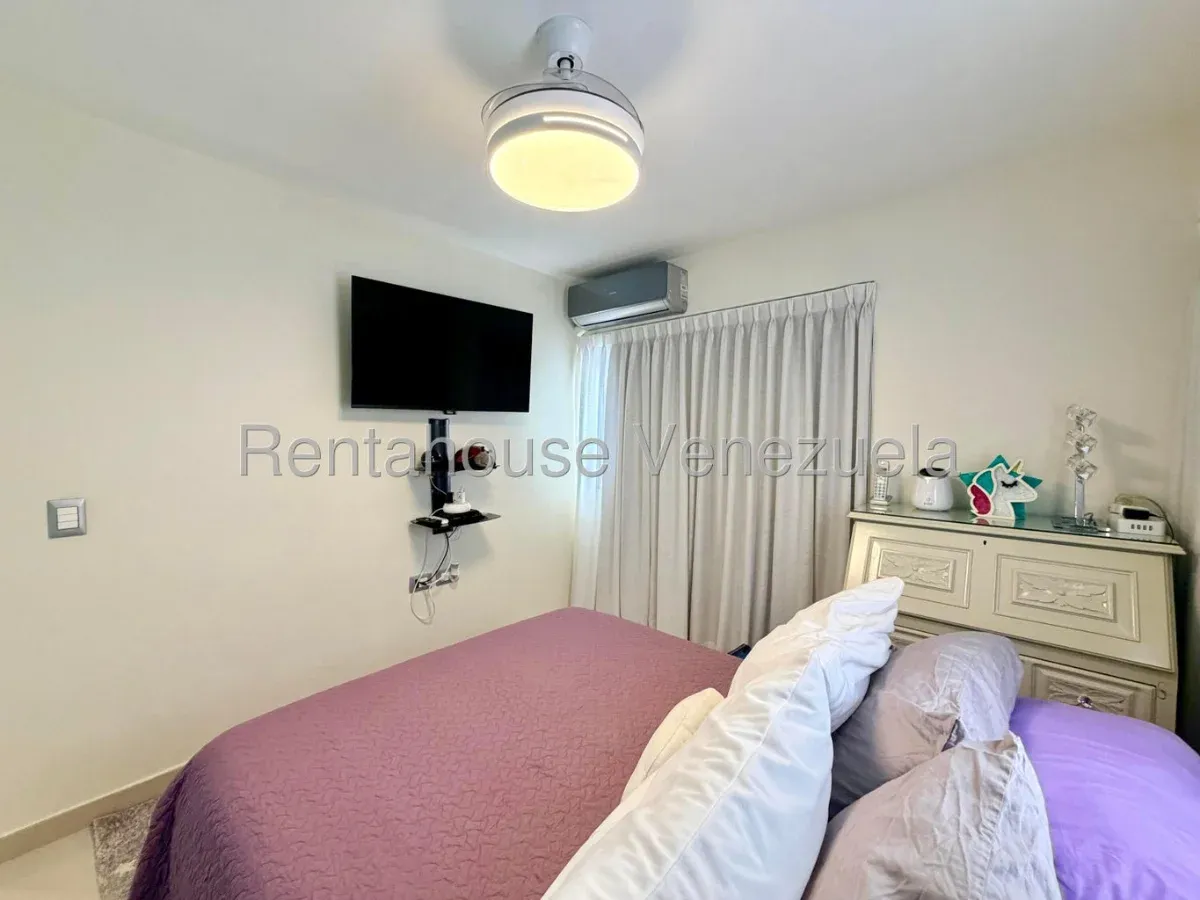 Bello y Elegante Apartamento en Venta Los Dos Caminos Caracas 26-12015 - 13