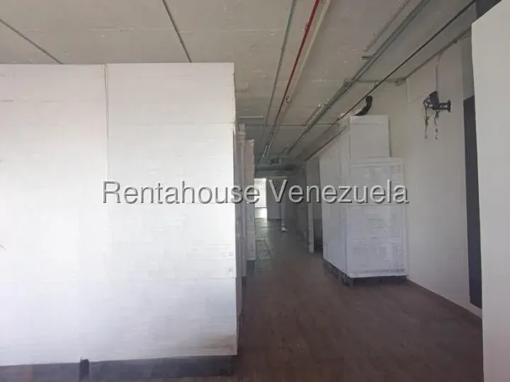 Excelente Local / Deposito En Alquiler Con Oficinas en Boleita Norte 26-12036 - 13