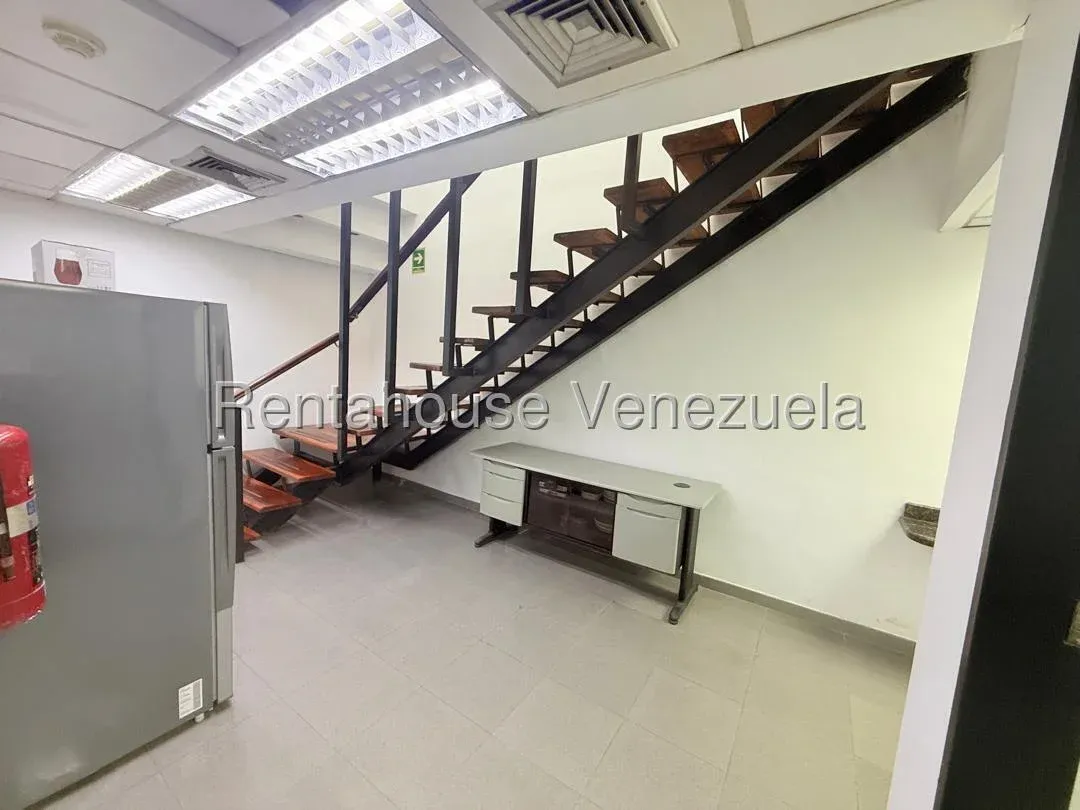 Extraordinario Local Comercial Dúplex Remodelado en Alquiler California Norte - 4