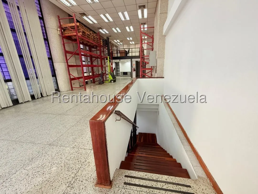 Extraordinario Local Comercial Dúplex Remodelado en Alquiler California Norte - 8
