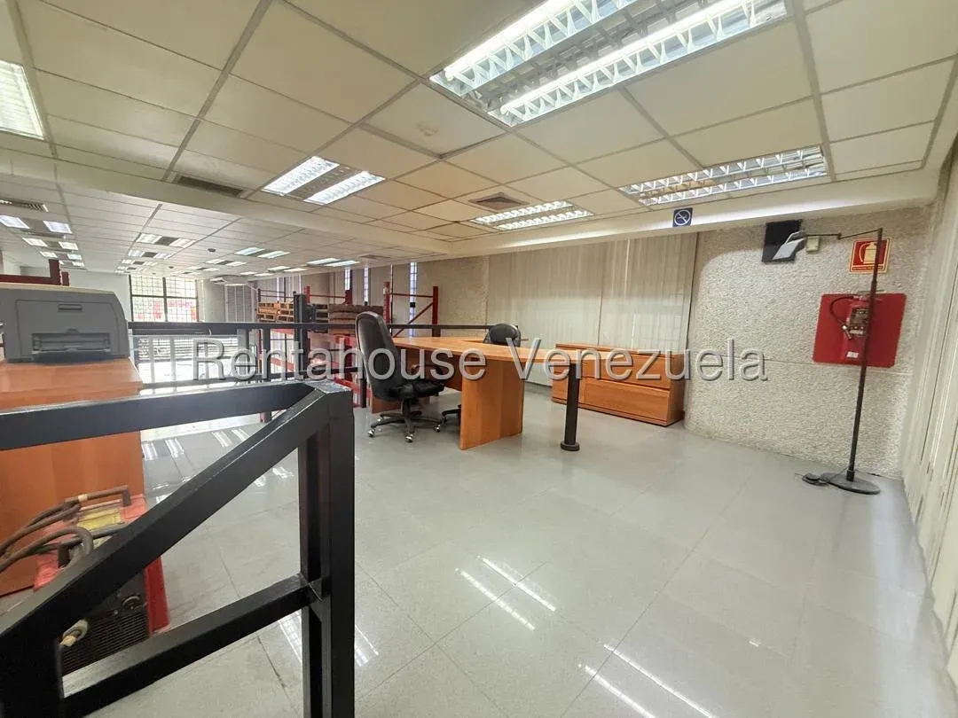 Extraordinario Local Comercial Dúplex Remodelado en Alquiler California Norte - 11