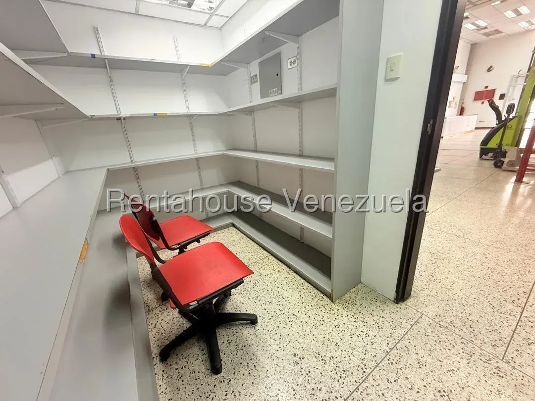 Extraordinario Local Comercial Dúplex Remodelado en Alquiler California Norte - 14