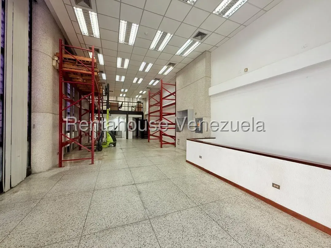 Extraordinario Local Comercial Dúplex Remodelado en Alquiler California Norte - 17