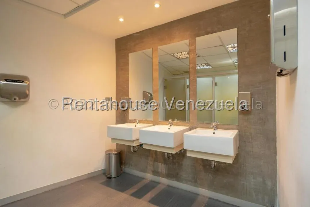 Excelente Oficina a Acondicionar en Alquiler Chacao Caracas 27-554 - 10