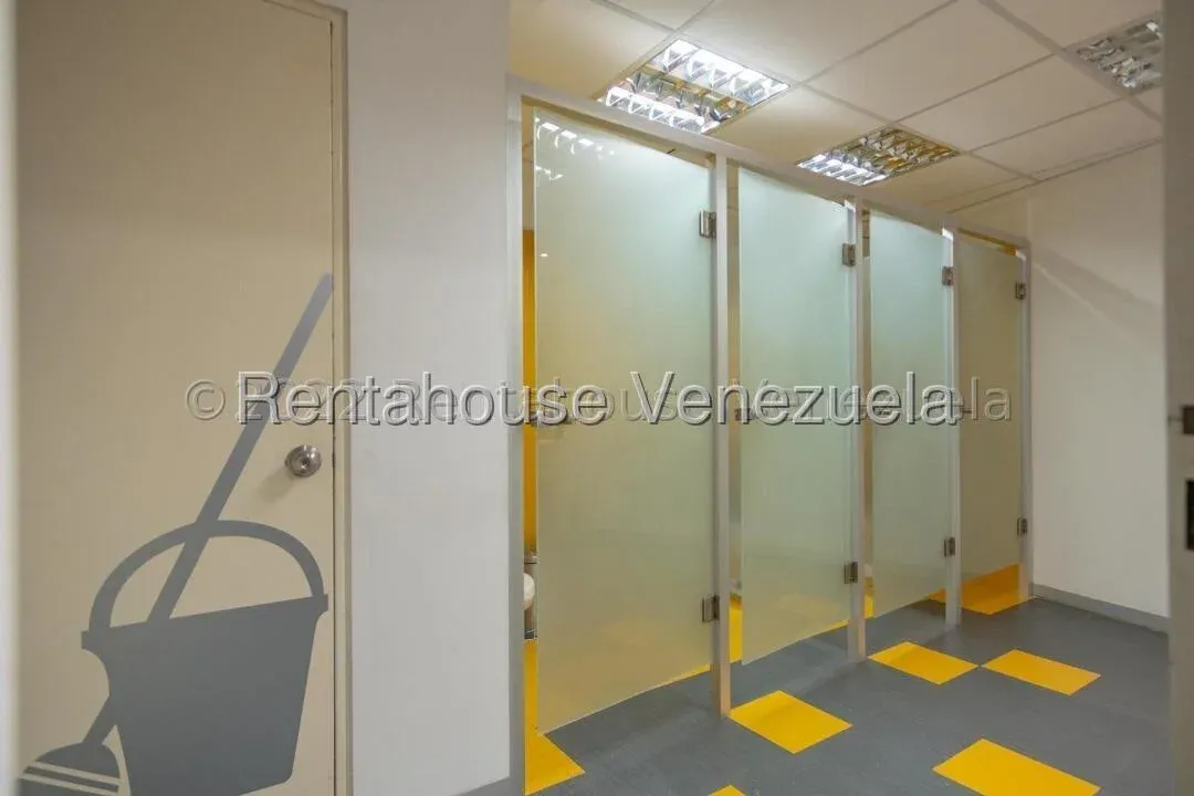 Excelente Oficina a Acondicionar en Alquiler Chacao Caracas 27-554 - 11