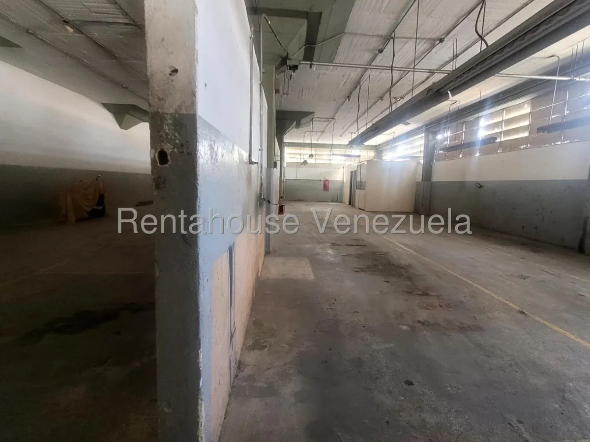 Excelente Local Para cualquier Actividad Industrial - Comercial en Alquiler Boleita Norte Caracas 26 - 5