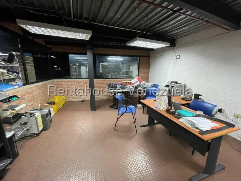 Excelente Edificio Industrial con patio de maniobra o estacionamiento en Alquiler Boleita Sur, Carac