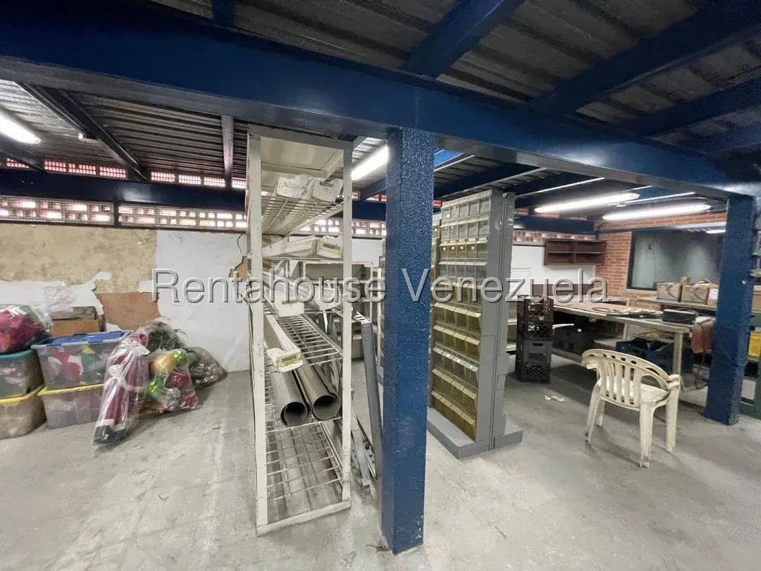 Excelente Edificio Industrial con patio de maniobra o estacionamiento en Alquiler Boleita Sur, Carac - 3