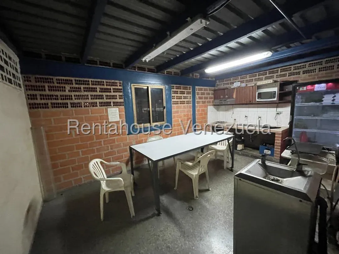 Excelente Edificio Industrial con patio de maniobra o estacionamiento en Alquiler Boleita Sur, Carac - 5