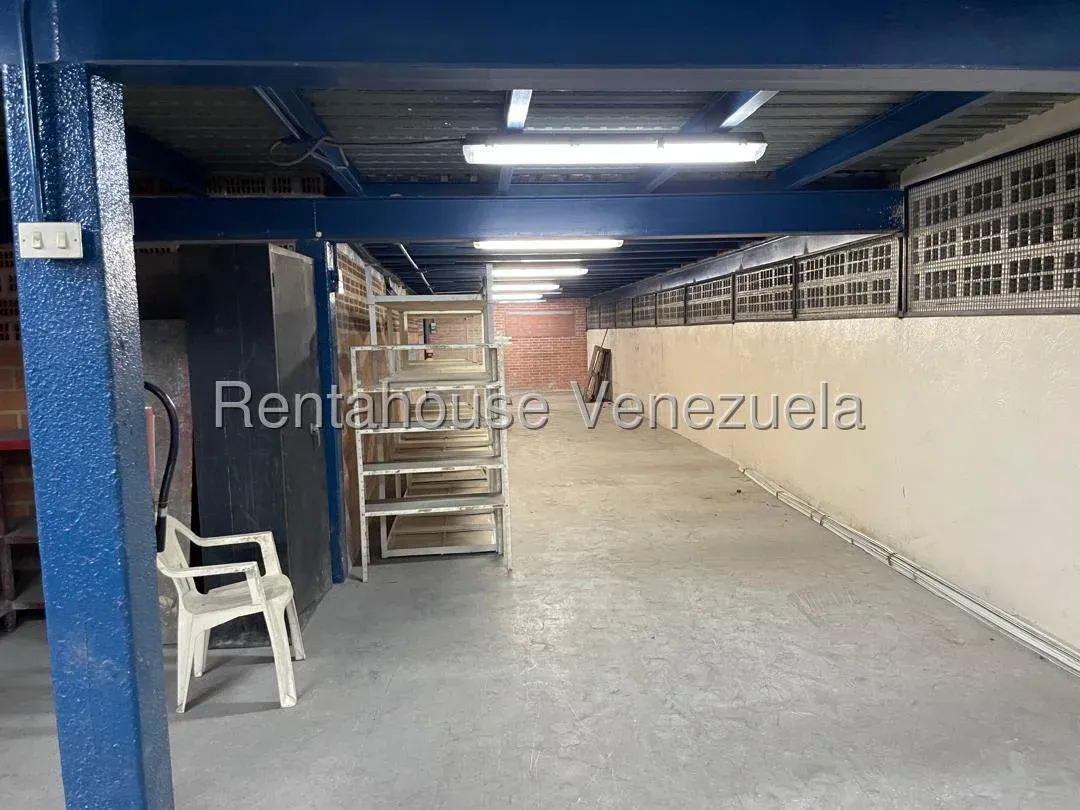 Excelente Edificio Industrial con patio de maniobra o estacionamiento en Alquiler Boleita Sur, Carac - 6